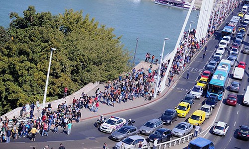 Hang tram nguoi di cu tuan hanh roi Budapest-Hinh-4